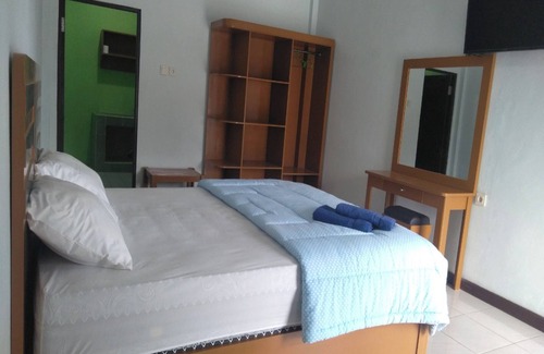 Kalimantan Hotel | OYO 93152 Azwa Gh Katingan Near Lapangan Sepak Bola Pegatan Hilir