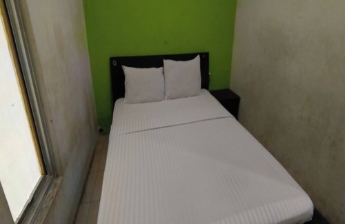 Kalimantan Hotel | OYO 93152 Azwa Gh Katingan Near Lapangan Sepak Bola Pegatan Hilir