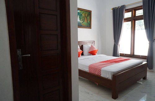 Blitar Hotel | OYO Life 93185 Ayani Guest House