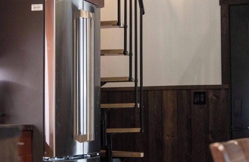 Seward Ski Chalet | Oz Lodge: Alice Chalet -Brand new, Alaskan chic chalet!
