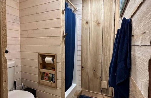 Seward Cabin | Oz Lodge: Bunkhouse - Cozy, Rustic & perfect for a family or group of friends!
