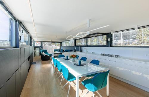 Namur Boat Rental | Péniche de prestige à Namur avec vue sur la Citadelle - A l'Abordage - By Voyages Copine