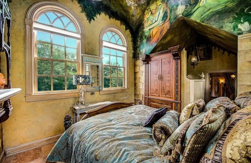 Elizabethtown House | P.T. Barnum Suite | Romantic Moonstone Manor B&B