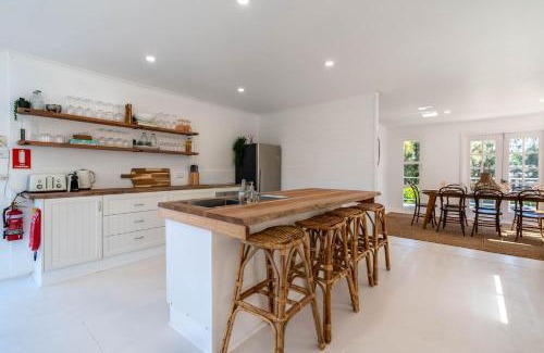 Culburra Beach House | Pa Le Mer - Sleeps 10 - 4 Mins Walk To Beach - Pet Friendly!