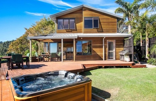 Whakatane House | PACIFIC OCEAN HEIGHTS: Stunning sea and island views