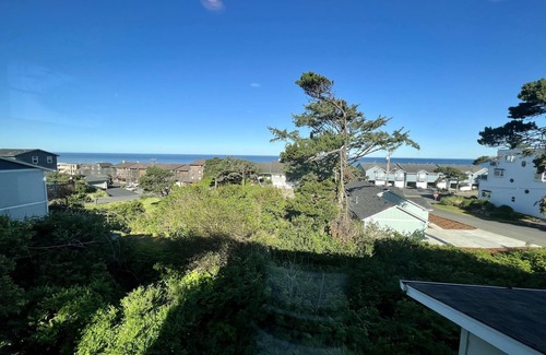 Lincoln City House | Pacific Peeks A - Block to the Beach - Pet Friendly - EV - Newly Updated