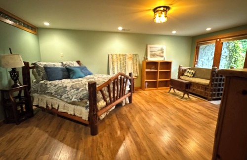 Rollingbay Cabin | Pacific Willow lodge - 3 br, 2ba, big den small kitchenette with a private entry