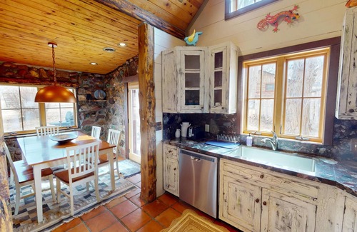 Spanish Valley Cabin | Pack Creek ~ Gate House : Beautiful Fully Renovated Cabin. Copper Soaking Tub. High-End Kitchen