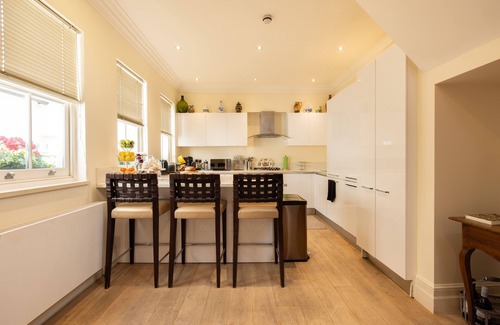 Paddington Apartment | Paddington Station 3-Bed 5-Guest Large Apartment in 1841 Victorian Pub