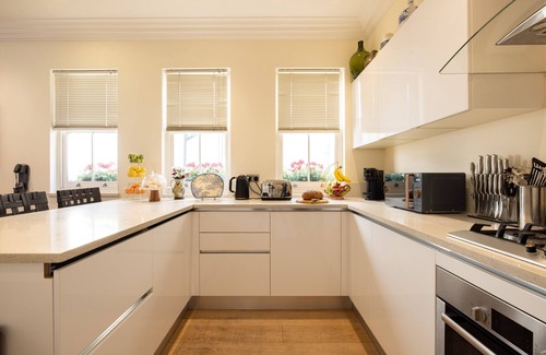 Paddington Apartment | Paddington Station 3-Bed 5-Guest Large Apartment in 1841 Victorian Pub
