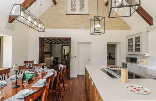 Castle Combe House | PADDOCK BARN, pet friendly, with a garden in Castle Combe