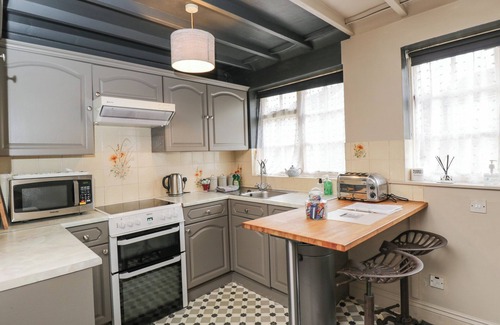 Crudwell Cottage | PADDOCK COTTAGE, pet friendly, with a garden in Crudwell