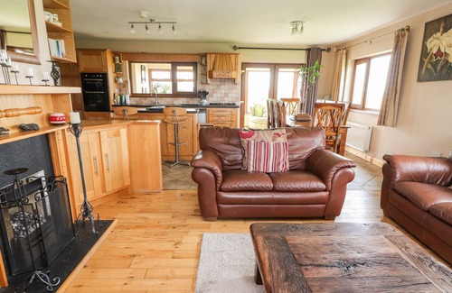 Kilrush House | PADDY'S HAVEN, family friendly, with hot tub in Kilrush, County Clare