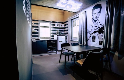 Soell Apartment | PAINT IT BLACK start me up - Boutique Apartments OLD SCHOOL