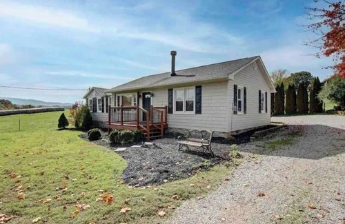 Seymour House | Palace of Porterfield awaits you in Seymour, central to Knoxville/Pigeon Forge!