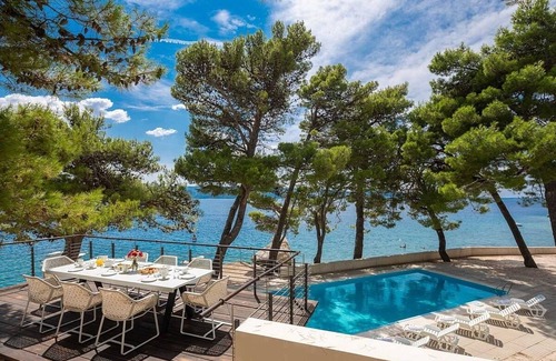 Ruskamen Villa | Palatial Beachfront Villa on the Omis Riviera - Private Pool, Sauna, Jacuzzi, Gym & Panoramic Views!