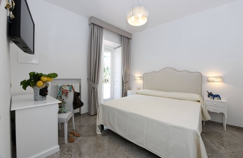 Pogerola Hotel | PALAZZ0 GARGANO AMALFI ROOM WITH TERRACE IN THE HEART OF CITY