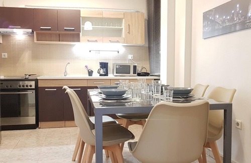 Mousio Apartment | Palette Apartment (Chocolate) - Athens Center, 6 BD, 3 BATH