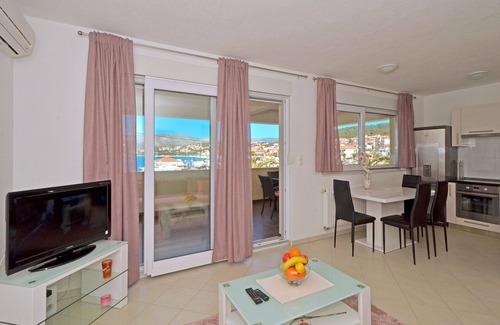 Okrug Gornji Apartment | PALM BEACH 3-luxury apartment with sea view for 4 + 2 persons, 10m from the pebble beach