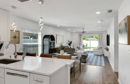 Alta Vista House | Palm Breeze Luxury * With E-Bikes & Heated Pool!*