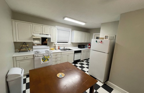 Goldsboro House | Palm Cottage - Centrally Located Brick Home on Quiet Street
