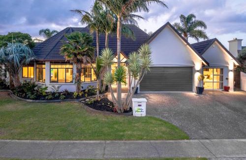 Papamoa Beach House | Palm Paradise with Spa