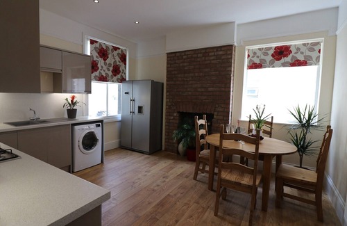 Torquay Cabin | Palm Tree House is a 4 bedroom house sleeping up to 7 guests.