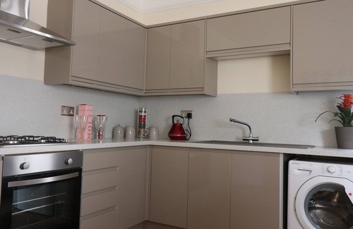 Torquay Cabin | Palm Tree House is a 4 bedroom house sleeping up to 7 guests.