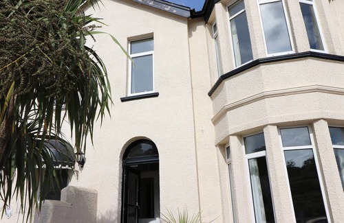 Torquay Cabin | Palm Tree House is a 4 bedroom house sleeping up to 7 guests.