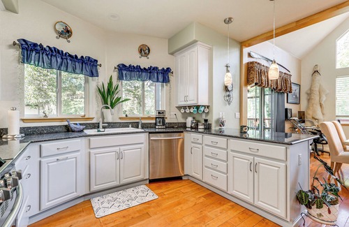 Butte House | Palmer Getaway w/Mountain Views & Fire Pit!