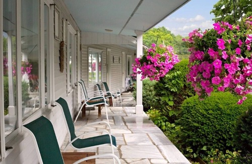 Manchester Center Resort | Palmer House Resort - Deluxe King Bed 2