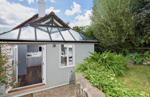 Axminster House | Palmers Cottage - Three Bedroom House, Sleeps 6