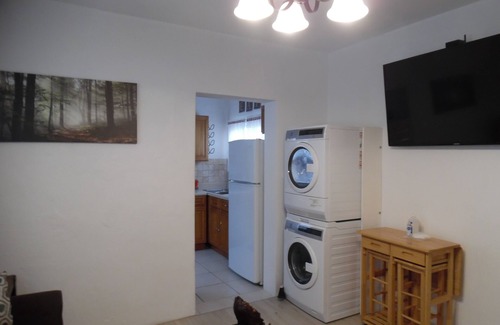 Southampton Cottage | PalmSprings Accommodations - 3 Bedroom Cottage Near Horseshoe Bay