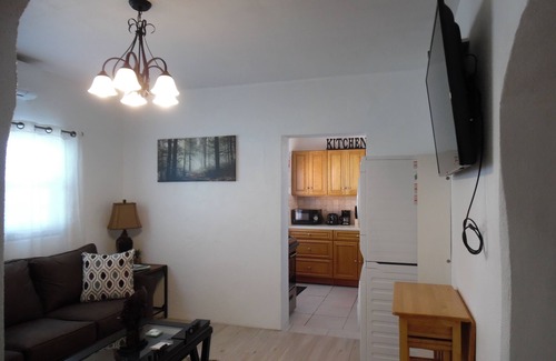 Southampton Cottage | PalmSprings Accommodations - 3 Bedroom Cottage Near Horseshoe Bay