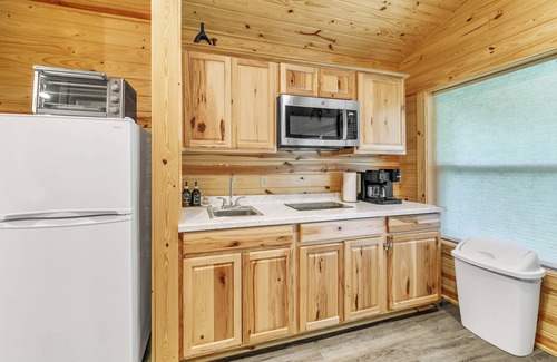 Jones Mills Cabin | Pam's Treehouse Cabin #3 - Cozy cabin right on a creek!