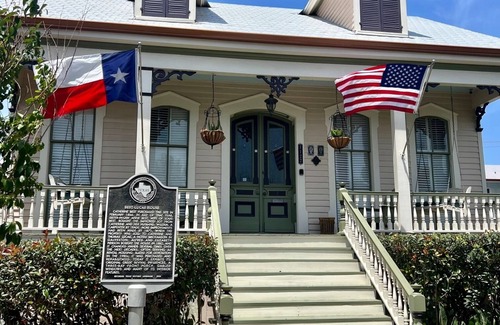 Galveston Cottage | Pamela's Paradise! East End Historical Home