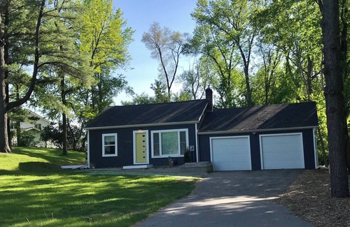 Howard House | Pamperin Park Cottage - House, Completely Updated Minutes to Lambeau