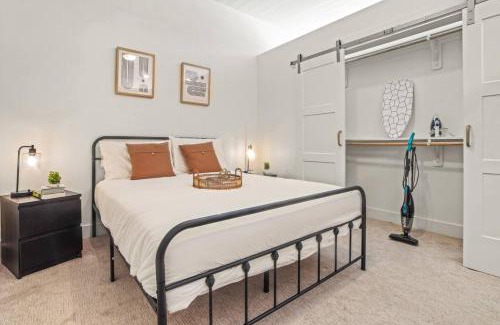 West Oak Hill Apartment | Pampering New Unit Studio 1Ba Pool, Golf Sim