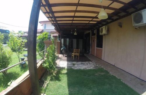 Kampung Seberang Pumpong House | Pan Sutera Homestay Comfortable Bali Experience