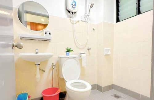 Pangkor Island Apartment | Pangkor Island Pool View Studio 2 Queen Beds 2 Min Walk to the Beach Free WiFi & Parking