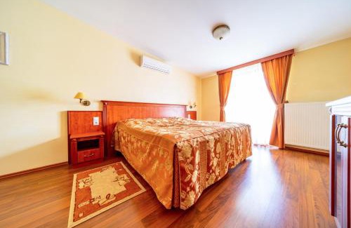 Mohacs Hotel | Pannon Hotel Bejelentkezés 20 óráig, Check-in until 20 o'clock, Einchecken bis 20 Uhr