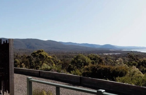 Bicheno Cabin | Panorama Cabin - a cosy shack and an epic view (A)