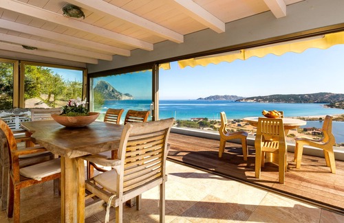 Porto Taverna Apartment | Panorama unico e a pochi metri dalla spiaggia available in August
