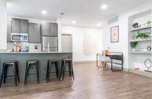 East Cesar Chavez Apartment | Panoramic 2BDRM 2BATH DWTN Pool Suite - Sleeps 6