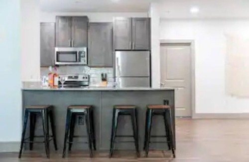 East Cesar Chavez Apartment | Panoramic 2BDRM 2BATH DWTN Pool Suite - Sleeps 6