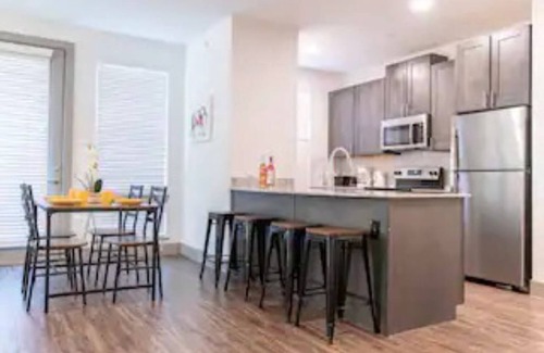 East Cesar Chavez Apartment | Panoramic 2BDRM 2BATH DWTN Pool Suite - Sleeps 6