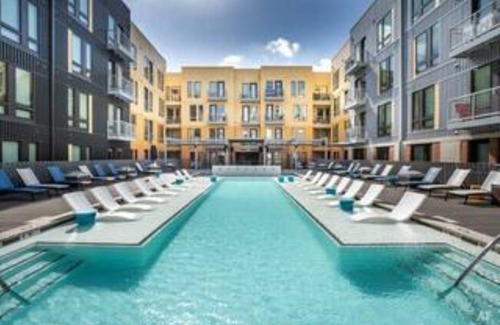 East Cesar Chavez Apartment | Panoramic 2BDRM 2BATH DWTN Pool Suite - Sleeps 6