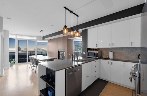 Cabbagetown South House | Panoramic CN Tower View - Amazing 3BR - Free Parking