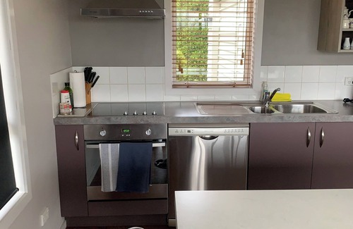 Te Anau House | Panoramic Fiordland lake views from sunny rooms. Fresh wind blown Linen ! 😀!