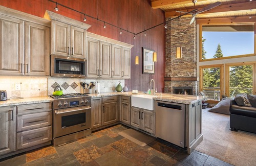 Talmont House | Panoramic Lake Tahoe View | Newly Remodeled | Dog Friendly | Pool Table | HOA Beach Access